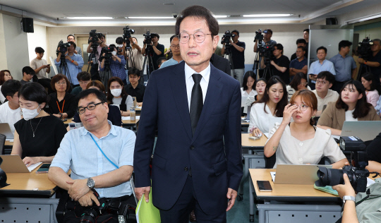 조희연 서울시교육감이 지난 7월24일 오후 서울시교육청-교직 3단체 긴급 공동 기자회견 참석을 위해 서울시 종로구 시교육청 브리핑실로 들어서고 있다.<연합뉴스>